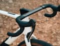 Auch ein Race-Cockpit aus Carbon gehört zum Paket, zumindest bei den beiden teureren Specs. Das Einstiegsmodell kommt mit geklemmtem Alulenker.