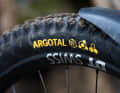 Auch den Argotal, der mit seinem offenen Profil eher auf weicheren Böden glänzt, gibt es mit der neuen Kombi aus Enduro-Karkasse und Supersoft-Gummi.