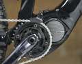 Shimano EP8: Der Vorgänger des EP801 liegt in Sachen Spitzenleis­tung hinter dem Shimano-Primus. An Drehmoment mangelt es ihm nicht. Bei niedriger Kadenz zieht das Aggregat kraftvoll gen Gipfel. Im Trail überzeugt er mit natürlichem Fahrgefühl, in steilen Sektionen, bei hohen Kadenzen, fehlt ihm aber etwas der Punch. Der EP8 im Conway ist quasi ein Auslaufmodell - auch ein Grund für die Preisreduktion des Bikes.