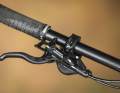 Deore BL-MT4100 heißt die Kennung der günstigen Shimano-Bremshebel. Die Bremskraft der Vierkolbenstopper ist okay, aber die Hebel fallen lang aus und sind ergonomisch für den Einfingereinsatz weniger angenehm.