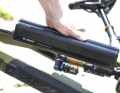 For longer tours, there is a second battery instead of a range extender. At around two kilos, it fits easily into the rucksack.