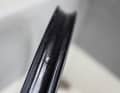 Die Alu-Felge mit 30 Millimetern Maulweite ist ab Werk für Tubeless vorbereitet.