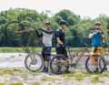 Teamwork: Damit das Dauertestbike von Conway ordentlich Kilometer bekommt, nimmt sich das Kernteam von EMTB der Sache an. Von links: EMTB-Chefredakteur Josh Welz, Testleiter Florentin Vesenbeckh und Redakteur Adrian Kaether.