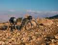 Die Satteltasche kann mit anderen Bikepacking-Taschen kombiniert werden. So hat man immer alles Nötige auf der Tour dabei.