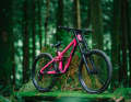 Compact and playful: 27.5-inch wheels front and rear ensure pop, airtime and maximum fun on jump lines.