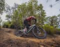 The low front end provides a lot of pressure and therefore traction on the front wheel. The Forestal also steers very neutrally, but the bike is not extremely agile.