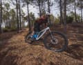 The less extreme geometry makes it easy to find your balance on the bike. However, with 445 millimetre chainstays, the Forestal is not as playful as it could be.