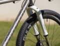 En noir et blanc : voici le Cane Creek Invert Tuxedo.