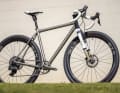 Mit wahlweise 30 oder 40 Millimetern Federweg ist die Cane Creek Invert Tuxedo voll auf Gravelbikes ausgelegt.