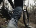 Crankbrothers Mallet Trail Speed Lace Dafür setzen die Amis nicht nur auf eine wasserdichte Membran, sondern zusätzlich auf eine lange Manschette, die verhindern soll, dass Wasser von oben in die Schuhe läuft.