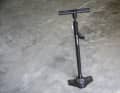 If you want to spend less than 20 euros on a bicycle pump, the XL floor pump from Lidl is the perfect choice. It offers plenty of volume and a solid pressure gauge.