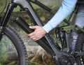 The 750 watt-hour battery is located behind a separate cover in the down tube, is secured with a lock and can be easily folded out to the front.