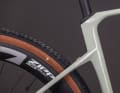 The ZIPP 303 XPLR S carbon wheelset, with an internal rim width of 32 mm, has been specially developed for wide gravel tyres.