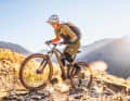 Schneller Allrounder: Cube schickt mit das leichteste Bike in den Test. Die vortriebsorientierte Ausrichtung beschneidet zwar den Fahrspaß bergab,  eröffnet aber auch den größten Aktionsradius.