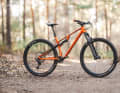 The Cube AMS One11 C:68X Pro 29 for 3799 euros is a real eye-catcher with its chic metallic paintwork.