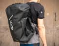 Für kurze Strecken auf dem Bike lässt sich die Duffle Bag 60 von Cube gut als Rucksack tragen. Praktisch für den Weg zum Treffpunkt mit den Kumpels oder zum Zug. Sitz und Tragekomfort können aber bei Weitem nicht mit dem eines echten Rucksacks mithalten.