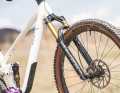 130 Millimeter Federweg auf 34er-Standrohren - dieser bewährten Kombi bedient sich auch die Konkurrenz von Specialized. Last und Scor setzten zwar auch das 34er-Chassis, bieten jedoch 140 Millimeter Federweg.