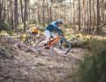 Viele Kilometer, viele Trails: Touren-Mountainbikes sind die Multitools unter den Bikes. Zwei heiße Kandidaten kommen von Canyon und Cube.