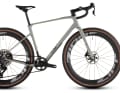 Das Cube Nuroad C:62 SLX: feiner Carbonrahmen, elektronische Sram Force XPLR AXS-Gruppe und High-Profile-Carbonlaufräder von Zipp. Das Edelpaket gibt es für verlockende 3.999 Euro.