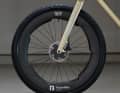 The prototype rims come from Faction Bike Studio and LX Lab from Canada. The prototype rims are not intended for series production, so weight was not the top priority. Accordingly, they are heavy. This is compensated for by the lightweight Alpina Hyperlite Aero spokes in combination with the Extralite HyperSmart 3 hubs - which are among the lightest in the world.