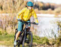 Thanks to its mountain bike genes, the Giant is also a pleasure to ride off-road.