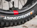 Auf den Reserve Carbon Felgen rollen Antagonist Reifen von Dannys Label Cast.