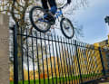 One of the key scenes in the film "Inspired Bicycles": stunts such as the balancing act on the fence were a sensation in 2009.