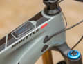 The minimalist display on the top tube provides information about the battery status and U-level.