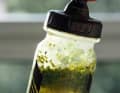 OK, the photo is a bit of an exaggeration. They’ve actually put duckweed in the bottle. Germs are barely visible, but they’re still there if you don’t look after your water bottle. | Photo: Laurin Lehner
