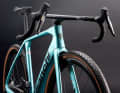 Auch das Impulso RC GRX Di2 wird derzeit stark reduziert angeboten. Das sportliche Race-Gravelbike hat den leichtere Rahmen, ein voll integriertes Carbon Cockpit, die wertigeren Carbon-Laufräder und eine elektrische Di2.