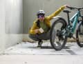 Dream team? Tester Laurin Lehner with his endurance test bike Specialized Levo SL in the aluminium version. In his hand, the solution for the bitchy Sram Code brakes.