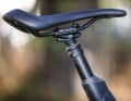 Ridden down: The Vario dropper post from Canyon's own brand Iridium was convincing despite the tough riding conditions. In the end, the dropper post had axial play, but this was okay due to the conditions. A service would help. Our tester couldn't cope with the Canyon SD:ON saddle. 