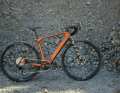 Das neue Conway Nyvon E-Gravel-Bike ist sowohl für lange Touren abseits des Verkehrs, sowie für den Weg ins Büro gemacht