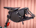 La sacoche de selle de la marque Rockrider se compose d'un étui robuste qui accueille le sac de rangement et peut rester sur le vélo pour le chargement.
