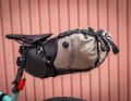 The Decathlon range offers an incredible wealth of outdoor equipment. Bikepacking bags have recently been added. Can the inexpensive saddle bag keep up with the experienced competition?