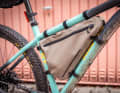 Decathlon a découvert la tendance du bikepacking et équipe les aventuriers d'une sacoche de cadre robuste en différentes tailles.