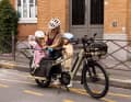 The pannier rack of the BTWIN R500E Longtail V2 is compatible with all universal accessories from Decathlon.