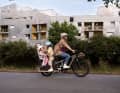 The long pannier rack is designed for loads of up to 80 kg. It offers space for two children.