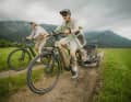 In addition to the practical equipment with lights, pannier rack and mudguards, the bike also has a motor-gear unit that can shift gears independently.