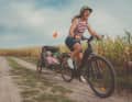 Der Fahrradanhänger ROCKRIDER EXPL 900 von Decathlon ist eine sichere und komfortable Transportlösung für Familien.