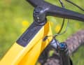 Auch das ins Oberrohr eingelassene Display überzeugt. Gut ablesbar und mit den entscheidenden Informationen bestückt. Die Kabel unter dem Display klackerten am Test-Bike aber extrem.