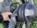 An diesem Riemen entriegelt man das Quicklock-System und kann den Packsack entweder abnehmen oder drehen und anders positionieren.