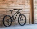 Straight seat tube guide: more space, lower dropper, more riding fun.