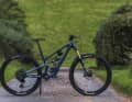 The top model, the YT Jeffsy Core 5, costs 5999 euros and weighs 14.8 kilos.