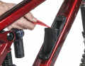 Even with the aluminium frame, the rider does not have to do without the useful storage compartment in the down tube.