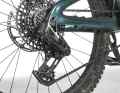 The rear frame triangle is optimally equipped against chain slap and naturally comes with a Sram Transmission drivetrain.