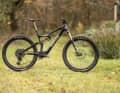 Leicht, schlank und schick: Optisch erinnert das Amflow an ein Light E-MTB eines gewissen US-Riesen und hat doch 800 Wh im Unterrohr und eine Wahnsinns-Power an Bord.