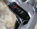 Da ist das Ding: Im Bauch des Berria Mako verbirgt sich ein Rockshox SID luxe Ultimate Dämpfer. Zum Setup ist das Federbein durch die schmale Öffnung kaum zu erreichen. An unserem Testbike waren die Kanten leider nicht ganz sauber lackiert.