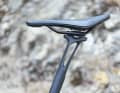 The Berria Tibia seatpost is modelled on the human leg bones and is designed to increase riding comfort. We couldn't feel the advantage of the barely retractable seatpost on the Fully.