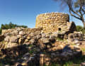 Der Hauptturm oder Mastio der Nuraghe La Prisgiona südlich von Arzachena. Die noch nicht vollständig ausgegrabene, eindrucksvolle Anlage besteht aus mehr als 90 Bauten